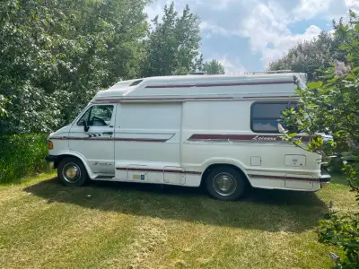 Nicely appointed 1995 Leisure Travel Motorhome. Motor and cabin air, ps, pb, pw, pl. white cabinets...