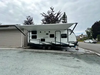 26ft (including tongue) travel trailer 240BHLE 2 large bunk beds, queen murphy bed, outdoor kitchen,...