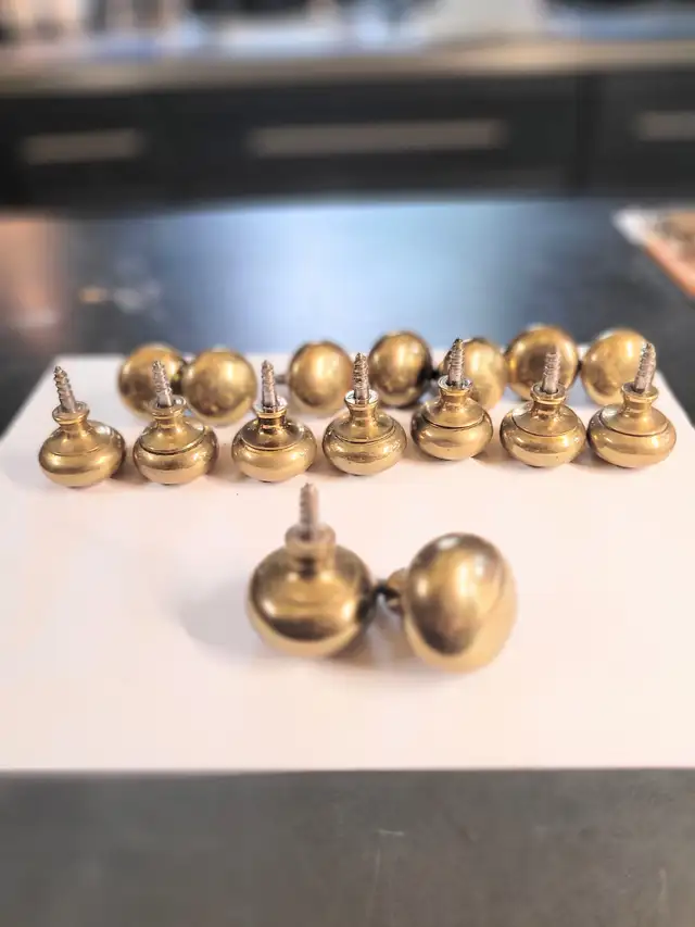 Antique Brass Screw On Cabinet Knobs in Arts & Collectibles in City of Toronto - Image 4