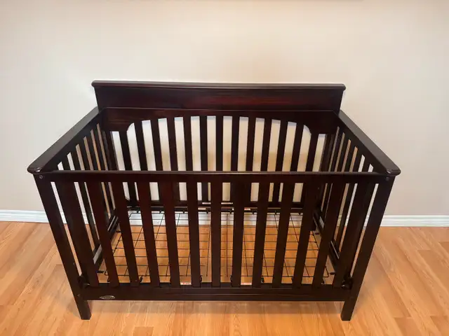 Graco crib/daybed in Cribs in Belleville - Image 2