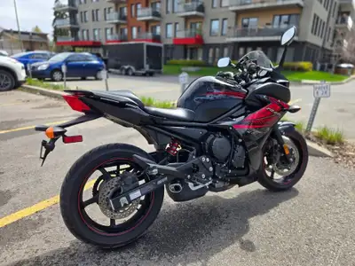 4 cylindres, moto silencieuse et confortable. Centre de gravité très bien balancé donc bonne stabili...
