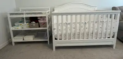 Convertible 4-in-1 crib with dual mattress and changing table 
