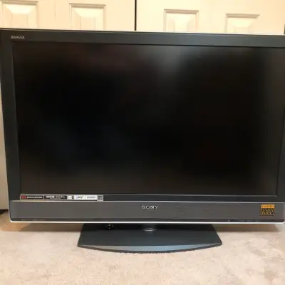 Sony Bravia 40” tv or monitor. Model KDL-40V2500. LCD digital colour. Full 1080p. Attached swivel ba...
