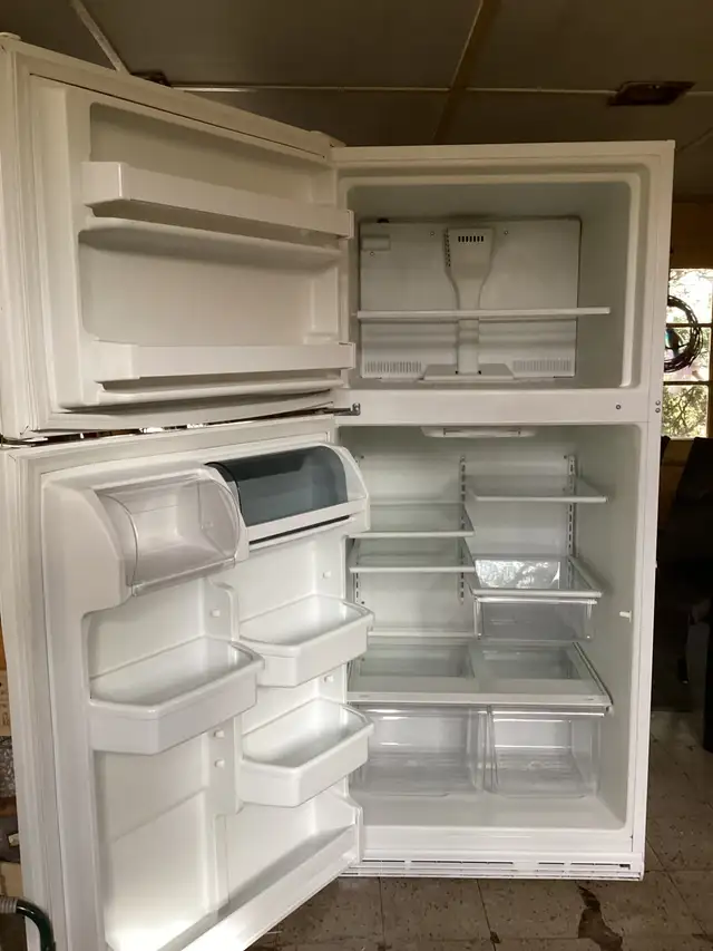 Réfrigérateur Whirpool, 18 pieds cube. in Refrigerators in Québec City - Image 3