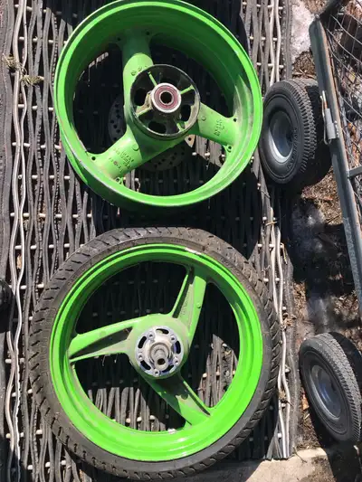 1994 Kawasaki ZX600 Wheels Rims $70CAD set Buy Canadian. ❤️ Scrapes and bend see pics. Free delivery...