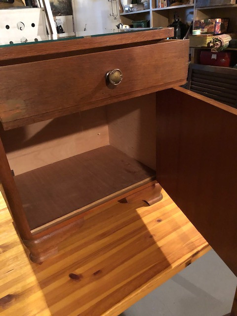 VINTAGE CUTE LITTLE BROWN DESK dans Bureaux  à Ouest de l’Île - Image 3