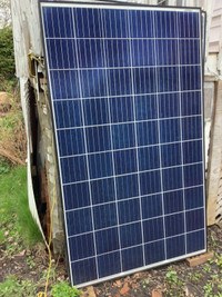 Deux grands panneaux solaires Canadian Solar