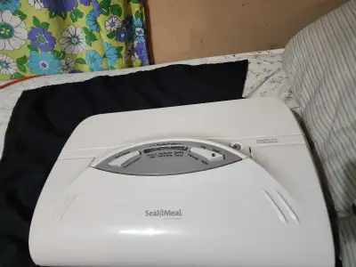 This is a Seal-a-Meal vacuum sealer for preserving your favourite foods. This unit provides hands-fr...