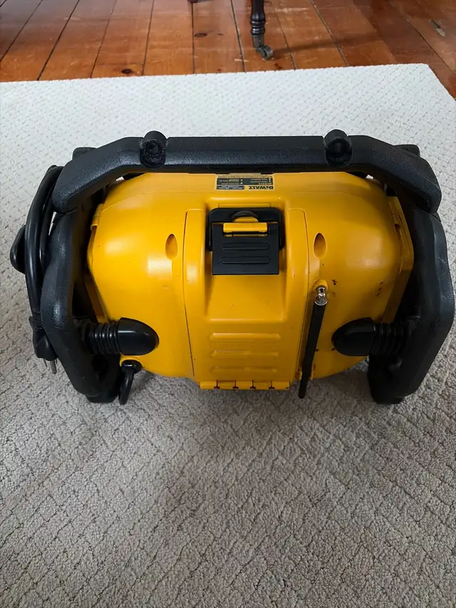 Dewalt Cordless/Corded radio in General Electronics in Kitchener / Waterloo - Image 5