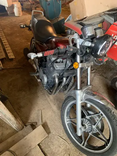 1983 Honda Nighthawk 550 SC Could make a fantastic cafe racer or street cruiser - I put on clubman b...