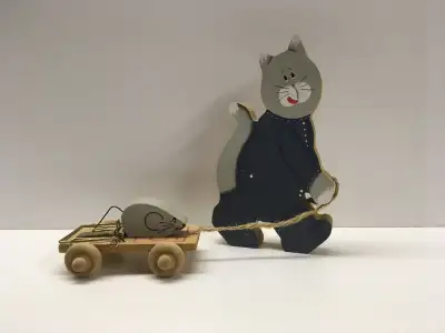 Bibelot amusant d'un chat qui transporte une souris, View more