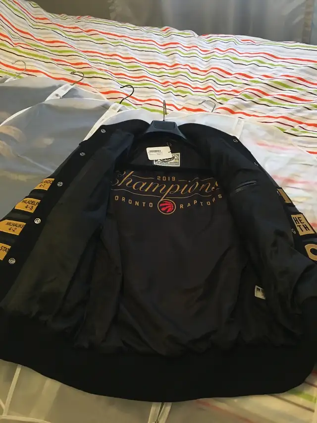 RAPTORS ROOTS CHAMPIONSHIP JACKET NBA 2019 NEW LARGE in Men's in Markham / York Region - Image 6