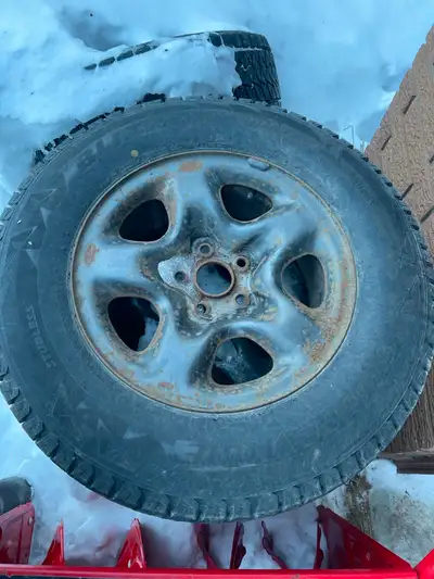 Less then 10k - 4 used Bridgestone Blizzak DM-V2 225/70 R16 on steel rims (2007 Toyota Highlander, C...