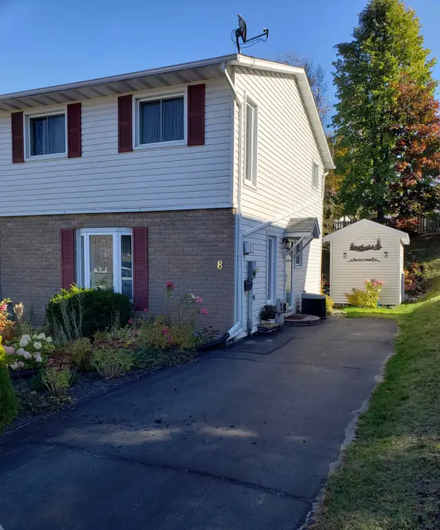ELLIOT LAKE 3 bdrm, 1.5 bath semi-det house for rent $1,850