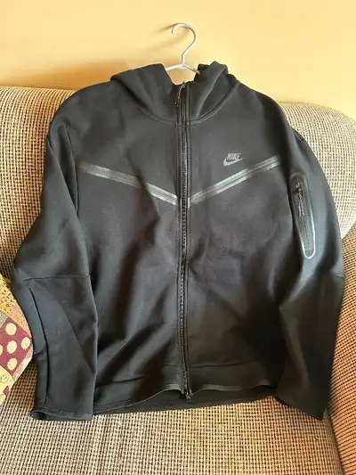 This tech fleece is in great condition still very light wear hardly ever worn, very good hoodie it h...
