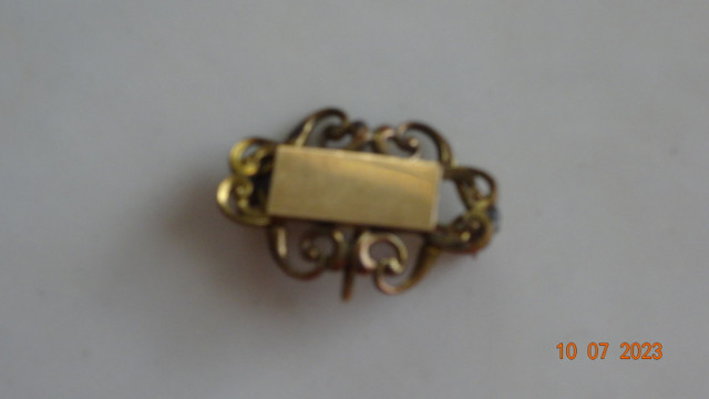 Brooch,  gold ,can be engraved,fancy edging, Victorian ? in Jewellery & Watches in Kelowna - Image 2