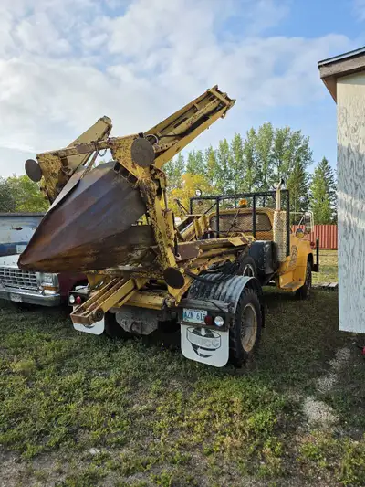 Vermeer tree spade (TS-44A) on a Dodge D600 chassis. Truck hasn't moved in 5 years. Needs a master c...