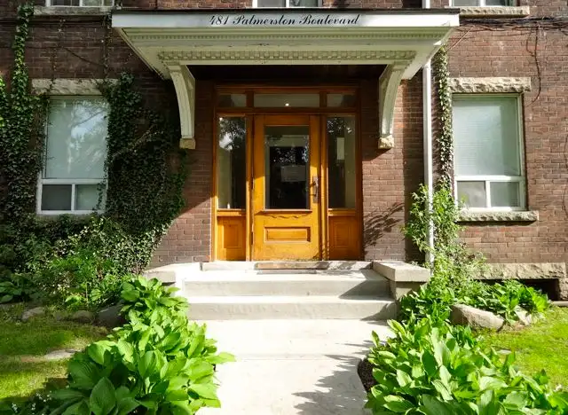 Annex Bright 1 Bdrm/Patio on Palmerston Blvd.