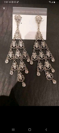 Beautiful Guess chandelier earrings 