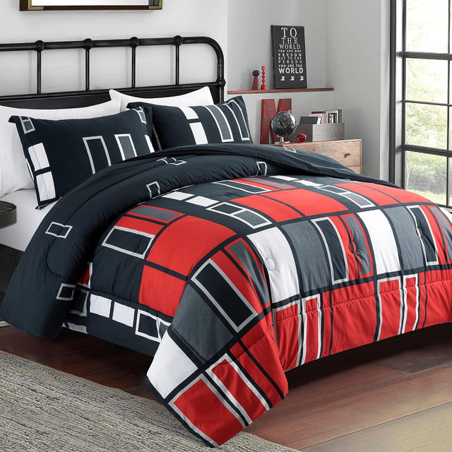New 3 PC Reversible Comforter Set • Q $75 • Red/Grey/Black/White in Bedding in Barrie - Image 2