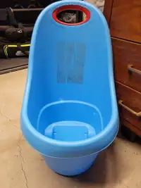 Wheeled kids' toy bucket