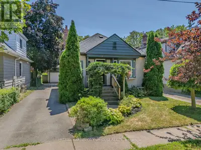 Charming 2-Bed Bungalow with Detached Garage & Private Backyard In a well-kept, neighbourly communit...