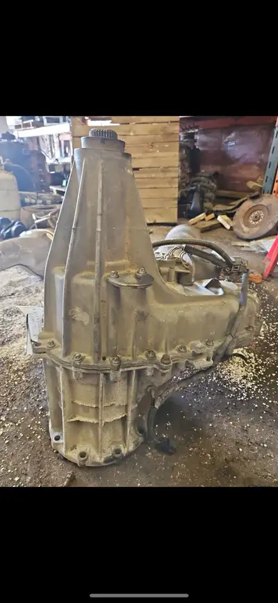 Transfer case LC34-7A195-CE 2020 F350 6.7L diesel behind the 10r140 Good used unit Only 92xxxkm on i...