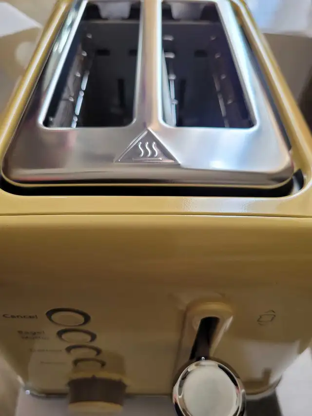 Buydeem 900w 2 slice toaster  in Toasters & Toaster Ovens in Calgary - Image 3