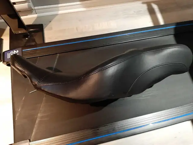 Harley Davidson Seat in Motorcycle Parts & Accessories in Ottawa - Image 5