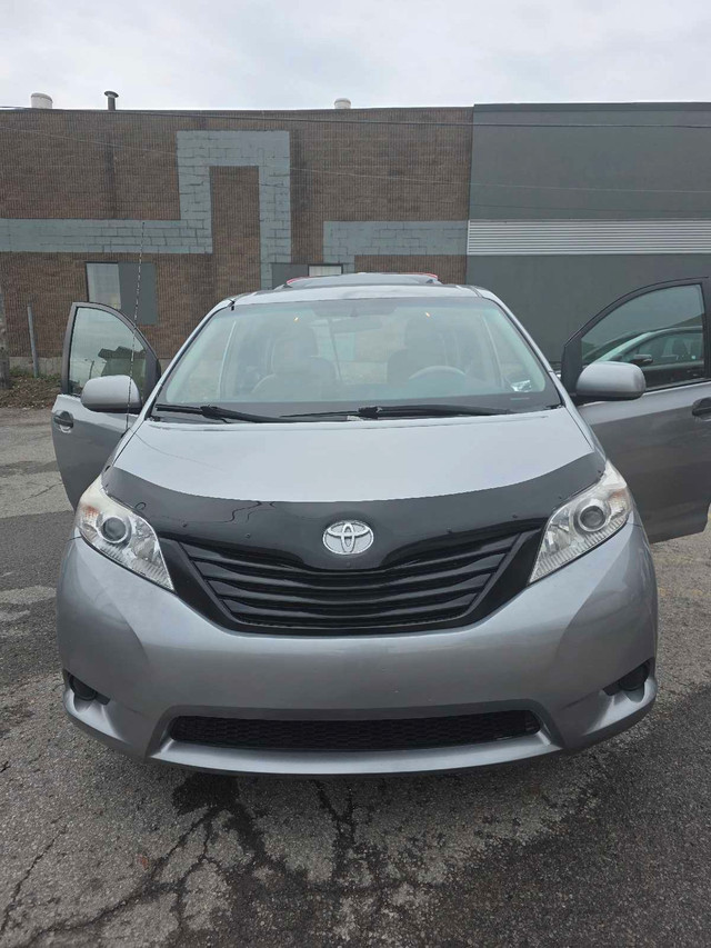 2011 Toyota Sienna dans Autos et camions  à Ville de Montréal - Image 2