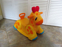 Une belle petite girafe berçante Playskool...SUPER PROPRE