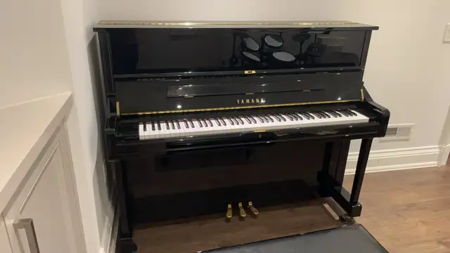 Yamaha U1 Upright Piano – Made in Japan – Excellent Condition in Pianos & Keyboards in City of Toronto - Image 2