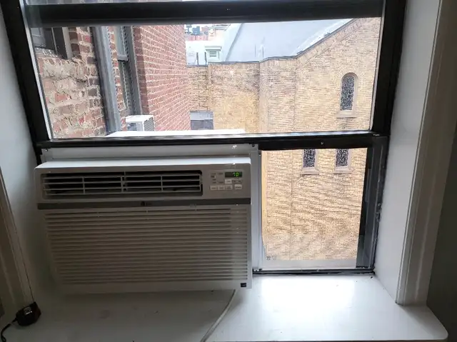 5 Used Assorted Size Good Solid Clear Plexiglass/Acrylic Sheets in Windows, Doors & Trim in London - Image 7