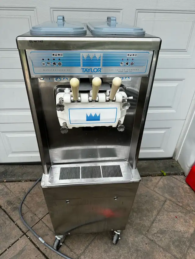 Taylor 791-33 soft serve ice cream machine  in Other in City of Toronto - Image 2