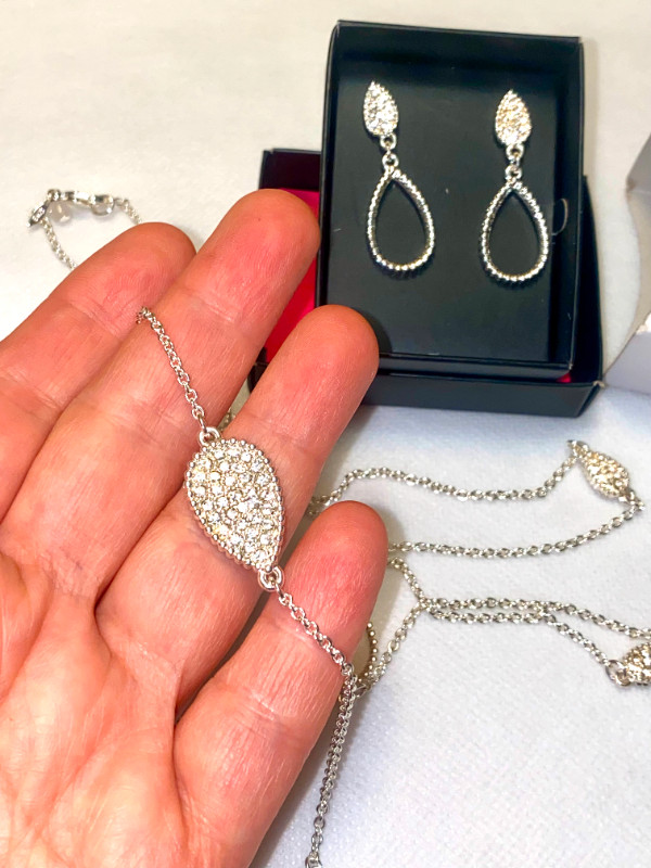 Avon Jewelry set in Jewellery & Watches in City of Toronto - Image 4