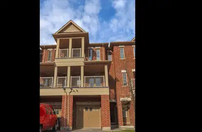Townhouse upper portion-3 bed+2.5 baths for $2700+util-Brampton