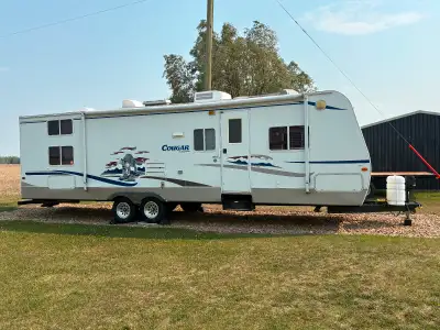 32’ Cougar by keystone bumper pull for sale. Everything works as it should Separate room with 4 bunk...