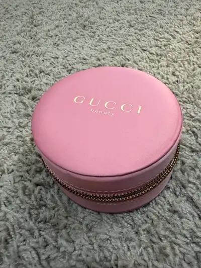 Keep your precious treasures safe in this elegant Gucci Beauty round case, featuring a soft pink ext...
