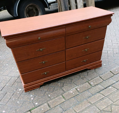 Large chest of drawers in Dressers & Wardrobes in Ottawa