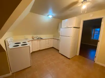 1 bedroom apt for rent on the top floor with stair access. Convenient central location, within walki...