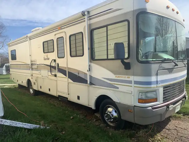2001 fleetwood bounder in RVs & Motorhomes in Charlottetown - Image 3