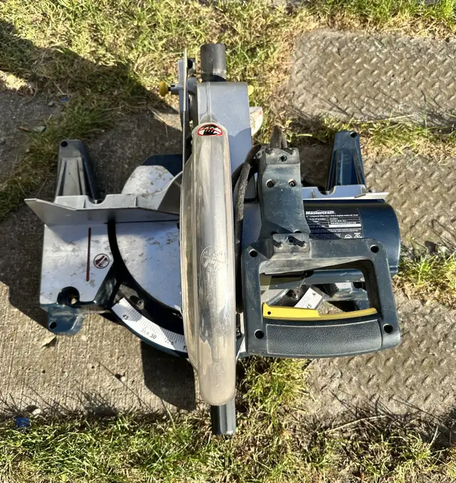 Mitre saw 12” with laser line mastercraft used like new in Power Tools in Oshawa / Durham Region - Image 7
