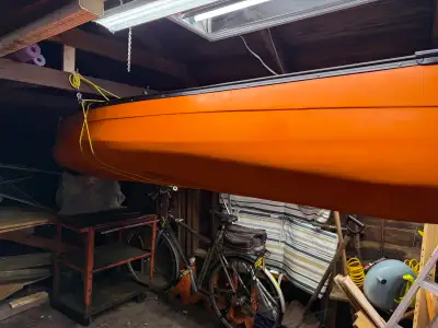This Paluski Adirondack 14 canoe is a reliable pre-owned vessel, perfect for your next paddling adve...