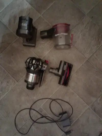 EXCELLENT CONDITION CORDLESS VACUUM CLEANER WORKS WELL, HOWEVER NEEDS A RECHARGE AFTER A MINUTE. NEE...