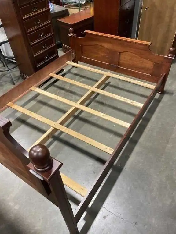 QUEENSIZE 4 POSTER BEDFRAME in Beds & Mattresses in Delta/Surrey/Langley - Image 3