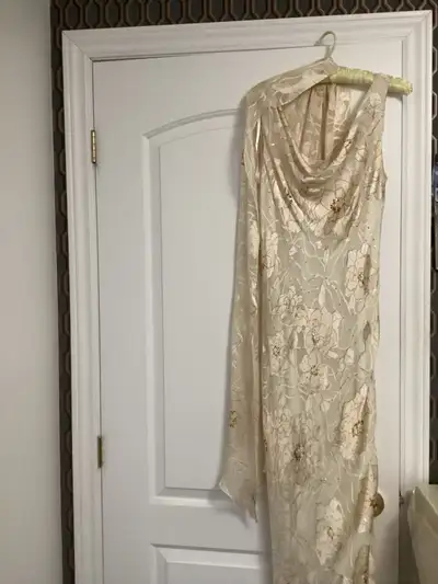 Robe de bal jamais portée crème et or, payée 310$, View more