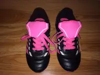 Chaussures de soccer Athletic Works noires et roses Pointure 3