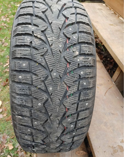 4 x 17" Toyo pneus d'hiver cloutes - On demande $450 (payé $1200 aprox). Utilisé seulement moins de...