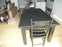 Table de salle à manger + 4 chaises