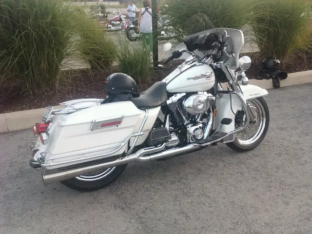 2005 Harley Davidson Road King FLHRI in Touring in St. Catharines - Image 3